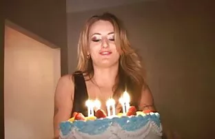 XXX 钢棒在一个废弃的仓库 胸部色情