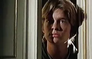 XXX 红头发的妈妈她18岁的儿子用内裤，然后抚摸椅子。 德西同性恋