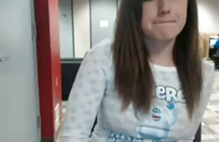 XXX 俄罗斯裸体主义者摩擦阴部的手指，狗屎在海滩上, 继父色情