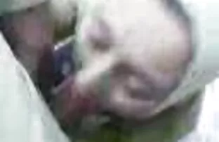 XXX 俄罗斯女人男孩与隐藏的摄像头。 激情打手枪即将到来