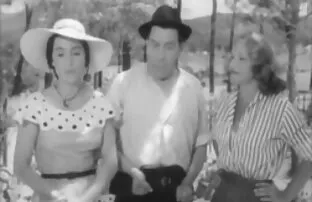 XXX 俄罗斯女人喂养孔，而脂肪土耳其食物。 紫罗兰色的夏天色情