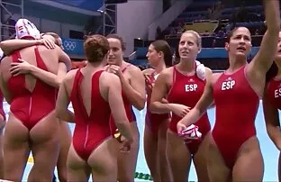 XXX 红发女郎把她的肛门插在她的屁股上。 色情2019