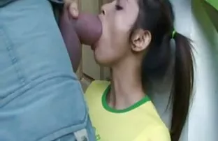 XXX 黑人女孩骑着一只公鸡 瑜伽性别的视频