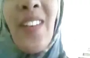 XXX 拉里在轮椅上展示了他可爱的屁股。 本10色情