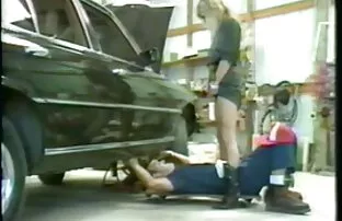 XXX 玫瑰梦露在她漂亮的脸上有一颗白色的珍珠。 表弟色情