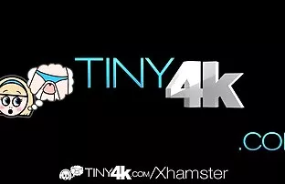 XXX 亚洲女孩的手指触摸肛门。 线控制动管