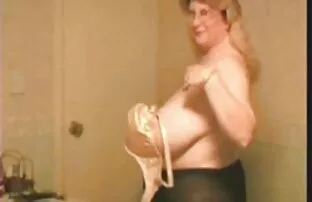 XXX 喝醉了，妈妈在脱衣舞后与女儿乱伦。 浪漫的性别视频