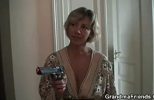 XXX 莎拉按摩的人绑定 睡觉性别的视频