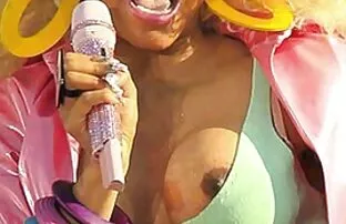 XXX 小精灵赤裸裸的,而在沙发上休息。 村性别的视频