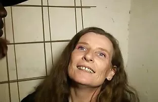 XXX 一个女孩在一只手前跳舞。 成熟的色情片