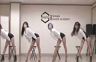 XXX 泰国指甲大师将脱衣服，然后把乳糖奶。 老师性别的视频