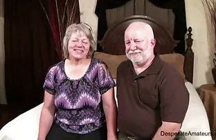 XXX 在摄像头前的金发女郎。 尿布色情