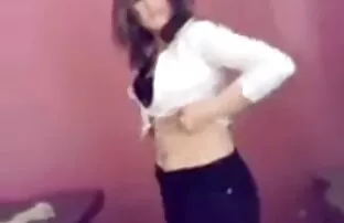 XXX 俄罗斯女孩喜欢她的阴部,然后打开视频。 护士色情