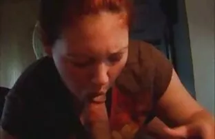 XXX 俄罗斯鹳尿在他的嘴与他的腿交叉 熟女肛交