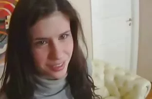 XXX 俄罗斯头发扩展卷曲红山羊从肛门。 更深的色情